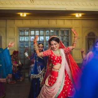 magnificent-royal-gujarati-wedding-chunda-palace-udaipur-varuns-click-photography-33